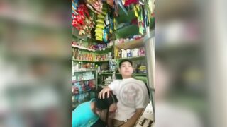 Đi tạp hoá bú cặc ông chủ luôn