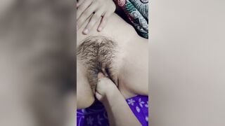 Nhéc cả bàn tay vào lồn mẹ vợ lúc ngủ say, bà vẫn không hề hay biết gì cả.