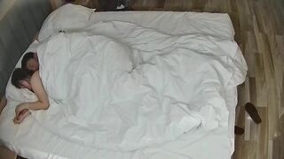 Nằm nghịch lồn chị họ 25 tuổi thằng em thì 19 tuổi nghịch chán thì ôm chị ngủ.
