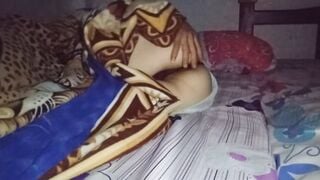 Súc vật a họ, Nửa đêm lén mò móc lồn em họ ngủ say, Vạch quần lót bị quya lén