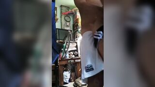 Sang nhà em họ chơi thấy em họ không mặc sì líp nứng cặc thèm đụ,giả vờ xin đụ ẻm cho