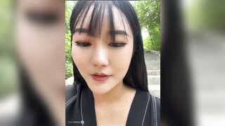 Em rau vú to khoe hàng thủ dâm trong công viên