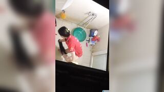 Quay lén em teen sinh viên hàng non chung xóm trọ vừa đi làm về thay đồ tắm rửa