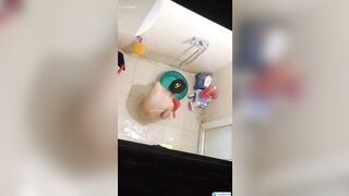 Quay lén em teen sinh viên hàng non chung xóm trọ vừa đi làm về thay đồ tắm rửa