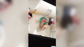 Quay lén em teen sinh viên hàng non chung xóm trọ vừa đi làm về thay đồ tắm rửa