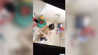 Quay lén em teen sinh viên hàng non chung xóm trọ vừa đi làm về thay đồ tắm rửa