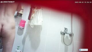 Quay lén em dâu mông to đi tắm đg tắm mà tới tháng chảy tiết canh tràn mông p1