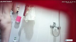 Quay lén em dâu mông to đi tắm đg tắm mà tới tháng chảy tiết canh tràn mông p1