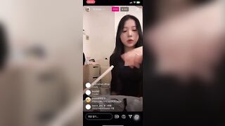 Hot IG, 2 con bạn Live tream ăn, Nứng quá Khoe Vú Lồn Thủ dâm loli mình dây