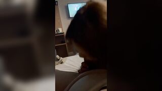 Đang ngủ thì thấy con bạn cởi quần ra bú cu tí phụt