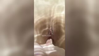 Bú cu địt nhau dưới nước với em học sinh