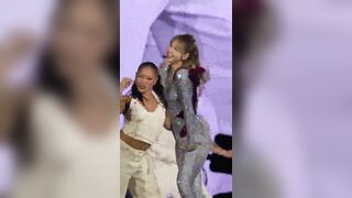Lisa diễn concert diện outfit cực tốn tinh