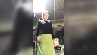 Thằng cháu trai 16 tuổi nứng cặc thèm đụ, năng nỉ dì họ cho đụ dì thương cho đụ thật.