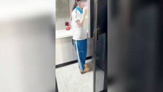Bố mẹ vắng nhà, thằng anh bắt em gái bú cu cho mình