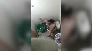 Phát hiện mẹ kế móc lồn thủ dâm trong nhà tắm nhìn nứng hết cặc