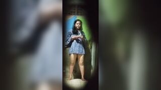 Lén quay chị hàng xóm bôi kem hồng lồn
