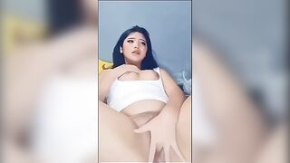 Em teen dâm đãng vú to lồn múp thủ dâm khi ở nhà một mình