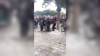 1 đám đánh ghen lột quần của con nhân tình chạy.