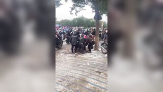 1 đám đánh ghen lột quần của con nhân tình chạy.