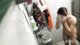 CHỦ TRỌ RÊ XỒM , QUAY TRỘM E CÔNG NHÂN TẮM