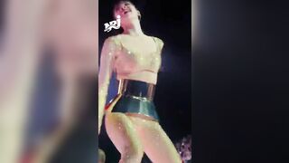 Lisa và bộ đồ bó sát lồn gây tranh cãi