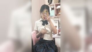 Bé nữ sinh lớp 10 tập khoe cặp vú siêu khủng