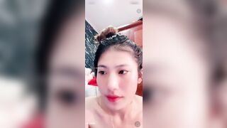 Idol tiktok Huỳnh Bảo Trân livetream show hàng xoa bóp cặp vú cực căng tròn p3