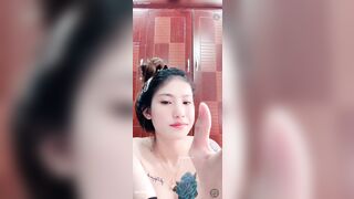 Idol tiktok Huỳnh Bảo Trân livetream show hàng xoa bóp cặp vú cực căng tròn p4
