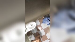 Lắp cam quay lén trên trần nhà tắm mỗi ngày đều đc coi e dâu đi tắm đã mắt luôn