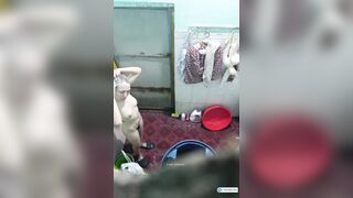 Quay lén em dâu cực xinh vú múp đi tắm,nhìn e là thèm thịt liền