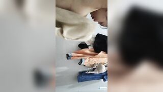 Quay lén chị dâu a trai mới cưới cực xinh đi tắm,xem cặp vú chị mà sướng