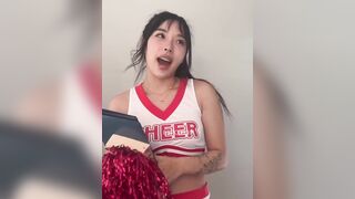 Cô gái đeo vòng tay đang quan hệ tình dục bằng miệng