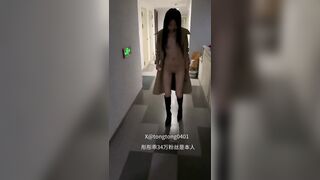 Em teen loli này đích thị là 1 dâm nữ,khỏa thân đi dạo còn dám móc public