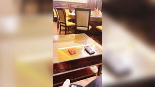 Gái dâm đi ăn với sếp còn nứng lồn livetream show hàng móc lồn sau lưng sếp