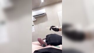 Đi wax lông cu, Bị nhân viên nghịch cu Xuất tinh luôn