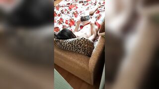 Em gái mải thủ dâm mà không biết mình bị quay lén