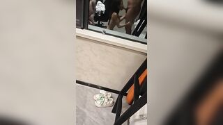 ĐÔI MẮT E KHÔNG THỂ DẤU ĐI, SỰ DÂM DỤC