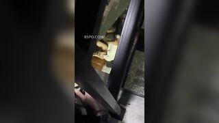 HS GIỜ BÁ ĐẠO NHỈ , NGANG NHIÊN ĐỊT NHAU, DƯỚI GẦM CẦU THANG , TRUNG CƯ