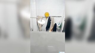 Trèo tường núp tranh thủ quay lén chị hàng xóm vú bự đi tắm thay đồ