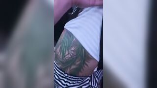 Đưa nhỏ b thân xăm trổ vô bar hút đồ phê rồi vén áo lên bóp vú