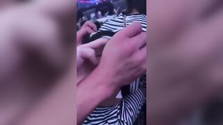 Đưa nhỏ b thân xăm trổ vô bar hút đồ phê rồi vén áo lên bóp vú