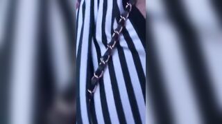 Đưa nhỏ b thân xăm trổ vô bar hút đồ phê rồi vén áo lên bóp vú