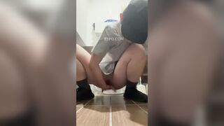 TOMBOY CHỐN LÀM , VÀO WC MÓC BƯỚM