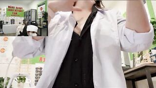 Nữ bác sĩ dâm thủ dâm phụt nước trong phòng khám mắt