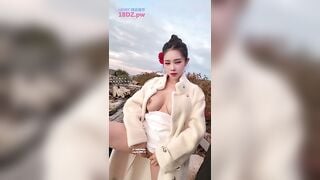 E gái xinh Vú to, Ra nơi công cộng khoe vú, Bú Cu cho người lạ Lút Cán Xuất Tinh vào