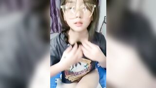 Tq Địt em teen đeo kính lồn múp không lông