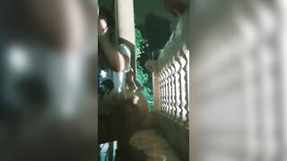 Mang em yêu ra ban công doggy cho thoáng