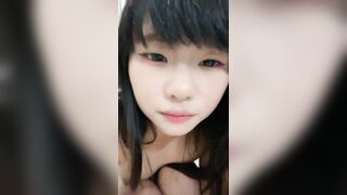 Hải Yến sinh viên khoe hàng trên live