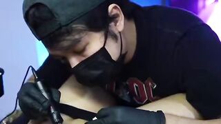 Gái dâm đi xăm lồn bị thợ xăm kích dục địt cho tê lồn