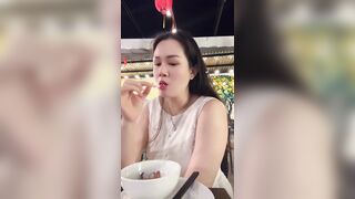 Ăn mực là phụ, còn khoe Vú mới là chính